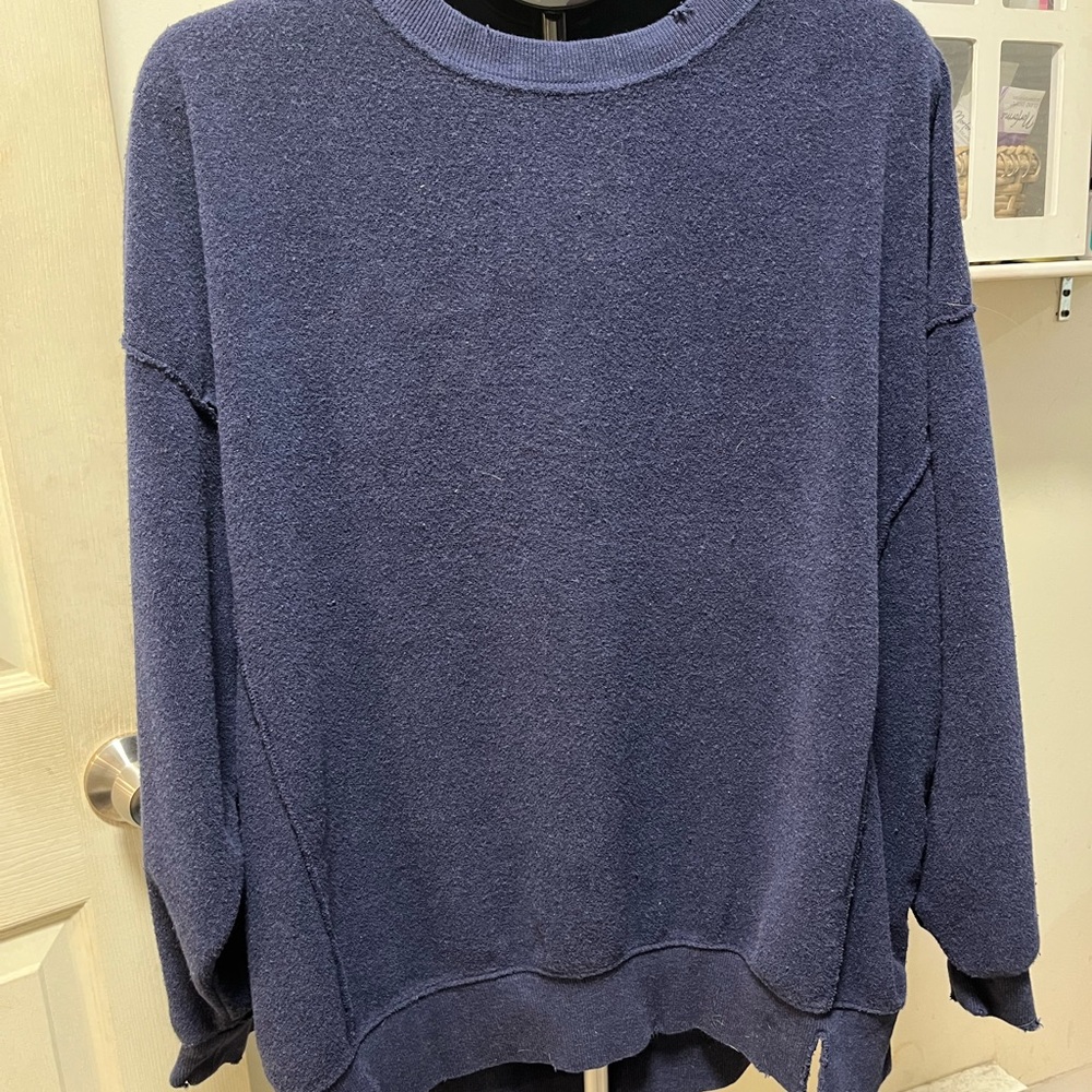 Aerie oversized crewneck sweatshirt size L
Cute side slit design  navy blue